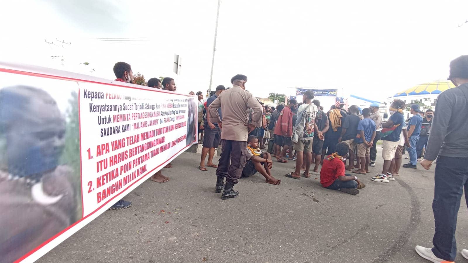 Ilustrasi berita Mimika: Tuntut Ganti Rugi Rp 5 Miliar, Ratusan Warga Palang Jalan Depan Kantor DPRD Mimika, Ini Penyebabnya…