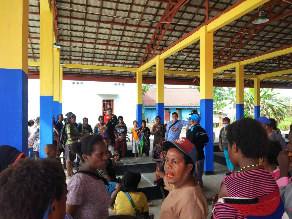 Mama-mama terlibat aksi keributan di Pasar SP 4.