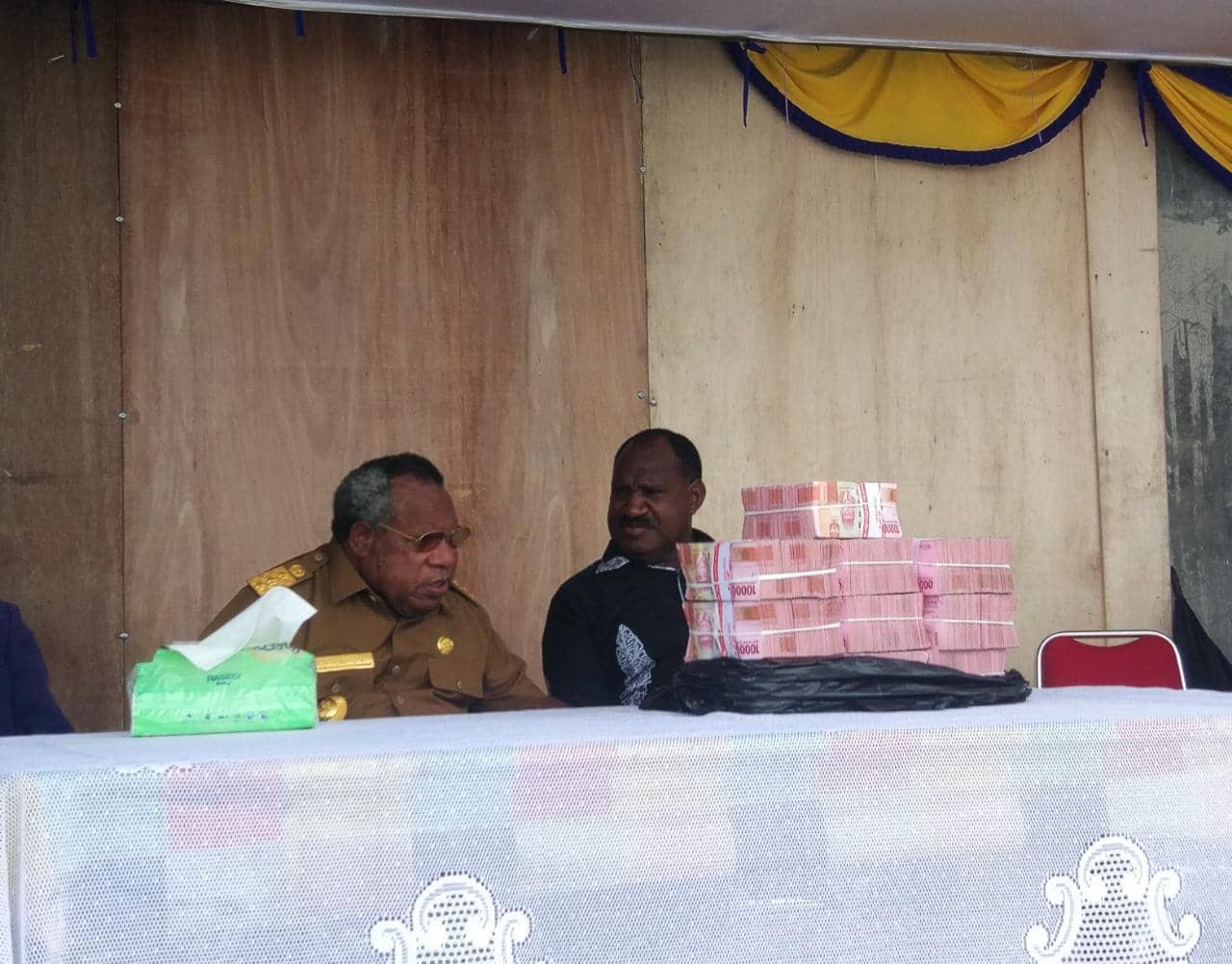 Bupati Mimika, Eltinus Omaleng usai memberikan sambutan