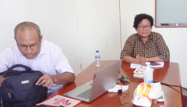 Wakil Ketua KI Papua Andriani Wally bersama Ketua Bidang Advokasi Sosialisasi dan Edukasi KI Papua Joel Betuel Agaki Wanda. (Foto dok KIP)