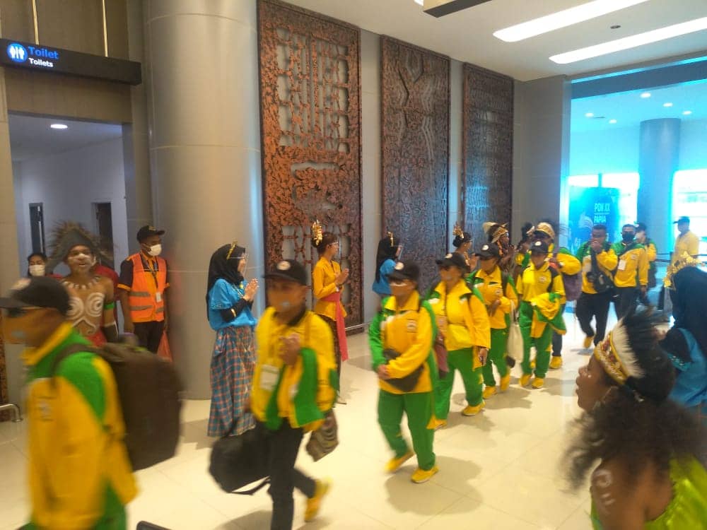 Panyambutan Kontingen Pesparawi XIII Kabupaten Tolikara oleh panitia di pintu kedatangan bandara Mozes Kilangin Timika Kamis (28/10/2021). Foto: Marsel Balawanga/PesparawiXIII