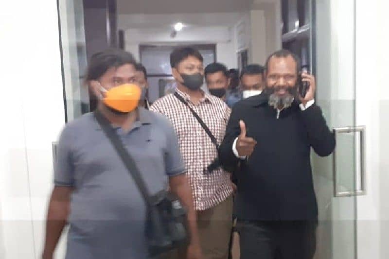 Ketua KPAD Papua YM (jaket hitam) ditetapkan sebagai tersangka dugaan korupsi sebesar Rp 7 miliar.