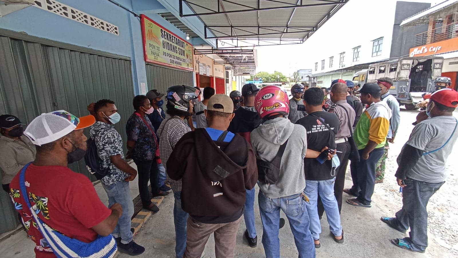 Para relawan Sub PB PON Klaster Mimika menuntut honor.