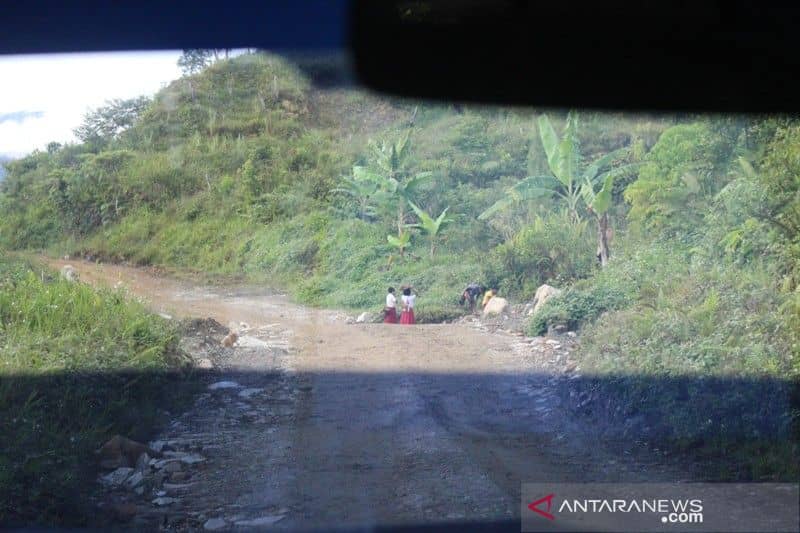 Jalan antarkabupaten Yalimo -Jayawijaya yang juga digunakan oleh PLN untuk mendistribusi BBM dari Jayawijaya ke Yalimo.