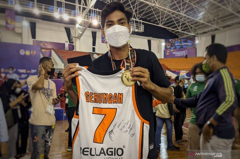"Point guard" tim bola basket putra DKI Jakarta Yesaya Saudale menunjukkan medali emas PON XX Papua dan seragam (jersey) tim bola basket putra DKI pada PON 2008 milik Mario Gerungan di Mimika Sport Complex, Mimika, Sabtu (9/10/2021)