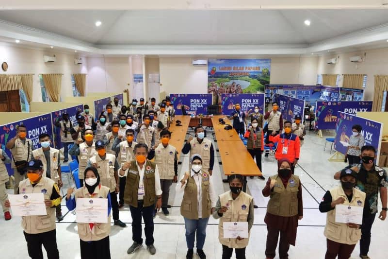 Badan Nasional Penanggulangan Bencana (BNPB) melalui Satuan Tugas Protokol Kesehatan (Satgas Prokes) PON XX Papua saat memberikan penghargaan kepada 445 relawan protokol kesehatan di Papua, Kamis (14/10/2021)