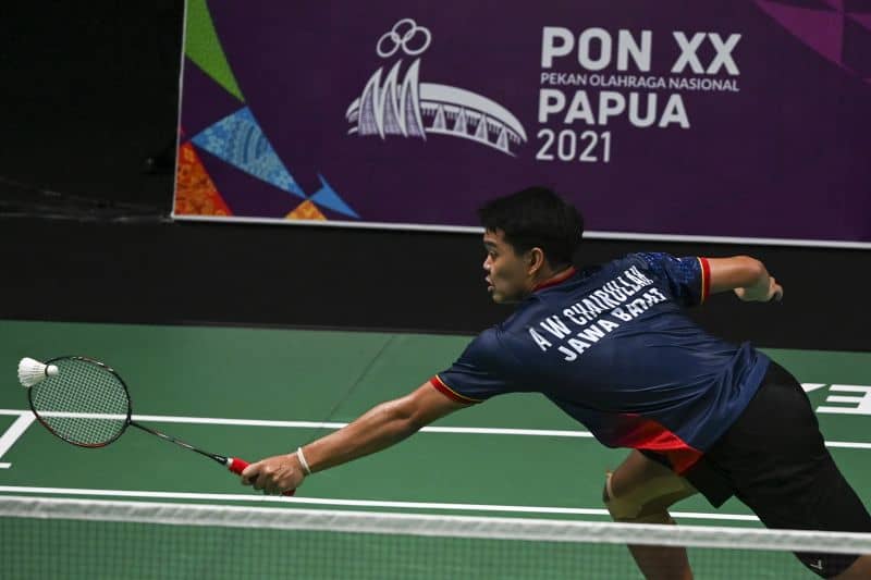 Pebulu tangkis putra Jawa Barat Alvi Wijaya Chairullah berusaha mengembalikan kok ke arah pebulu tangkis putra Kalimantan Timur Abdul Kadir Z pada pertandingan bulu tangkis penyisihan beregu putra PON Papua di GOR Waringin Kotaraja, Kota Jayapura, Papua, Kamis (7/10/2021).