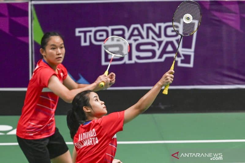 Pebulu tangkis ganda putri DKI Jakarta Ruseli Hartawan dan Nahla Aufa Dhia Ulhaq berusaha mengembalikan kok ke arah ganda putri Banten Serena Kani dan Tryola Nadia pada pertandingan bulu tangkis penyisihan beregu putri PON Papua di GOR Waringin Kotaraja, Kota Jayapura, Papua, Kamis (7/10/2021)