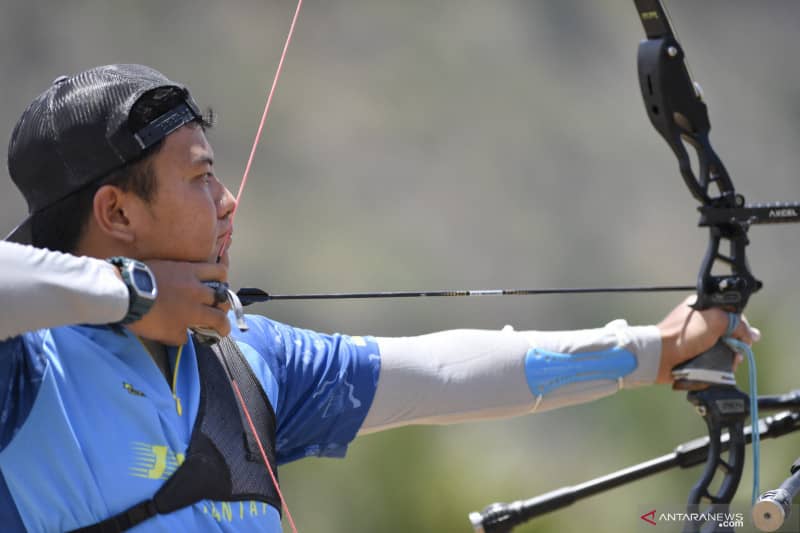 Atlet Jambi M. Hanif Wijaya membidik sasaran saat bertanding melawan atlet Jawa Tengah Alviyanto Bagas pada final panahan recurve putra PON Papua di Lapangan Kampung Harapan, Sentani, Kabupaten Jayapura, Papua, Senin (4/10/2021)