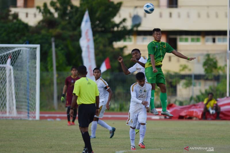 Pesepak bola Sumatera Utara Faisal Ramdoni (kanan) berduel di udara dengan pesepak bola Jawa Tengah Efdal Prastiyo (kedua kanan) pada pertandingan penyisihan Sepak Bola Putra PON Papua di Stadion Mahacandra, Kota Jayapura, Papua