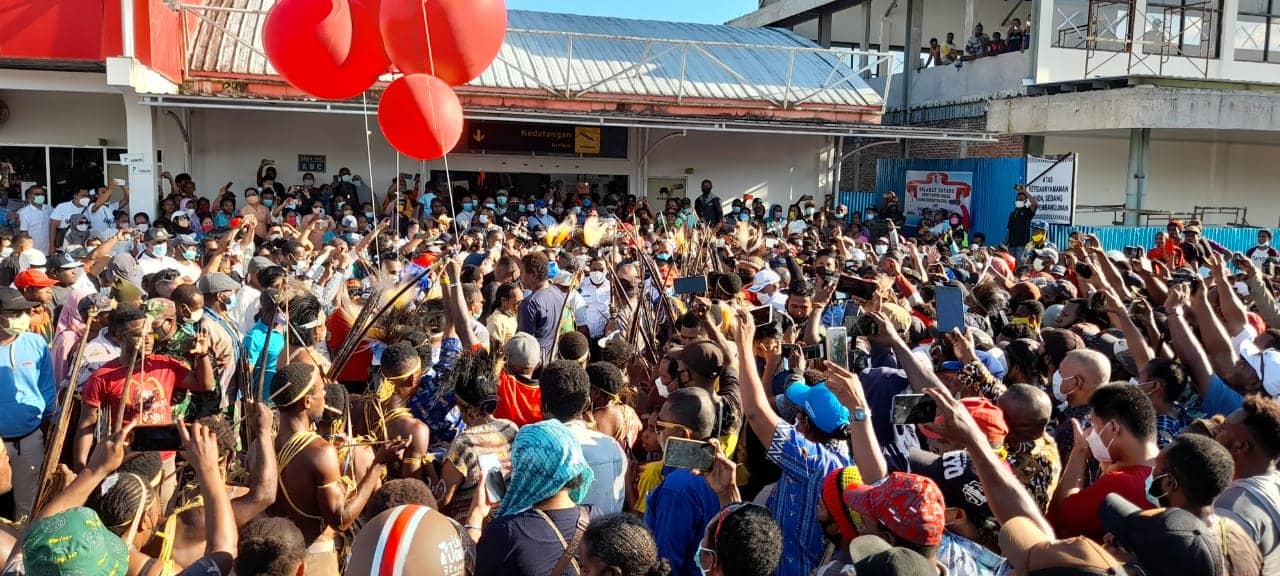 Lautan massa menyambut Pasangan Bupati dan Wakil Bupat Boven Digoel, Hengki Yaluwo-Lexi Romel Wagiu di halaman Bandara Tanah Merah. (Foto: Hendrik).