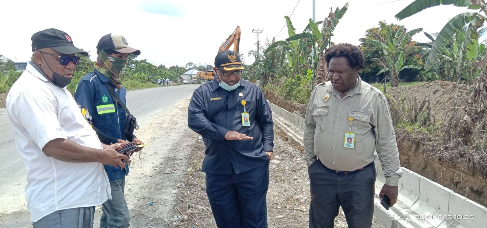 Foto:Hadmarus Waka Anggota Komisi C DPRD Mimika bersama pengawas pekerjaan PT Osato, Sumitro (baju biru) saat monitoring proyek drainase Jalan Petrosea.
