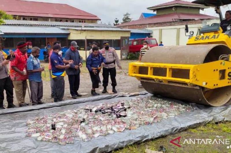 Ilustrasi berita Papua: Polisi Jayawijaya Musnahkan 1.008 Botol Minuman Keras Selundupan