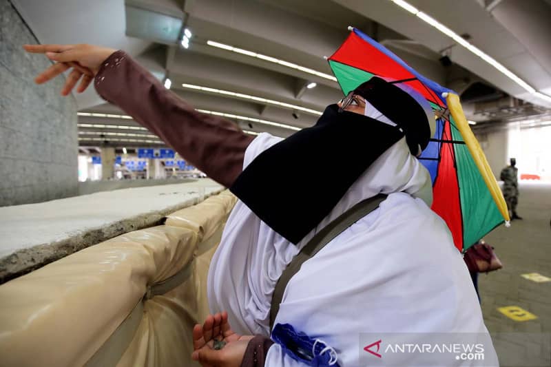 Jamaah haji melakukan prosesi lempar jumrah dengan prokes ketat COVID-19 di Mina, dekat kota Mekkah, Arab