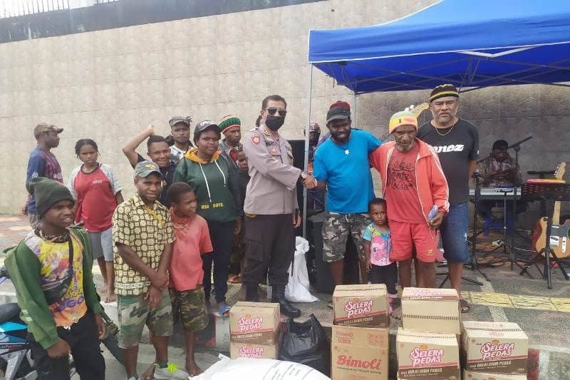 Ilustrasi berita Papua: Kapolres Jayawijaya Bantu Korban Bencana di Yahukimo