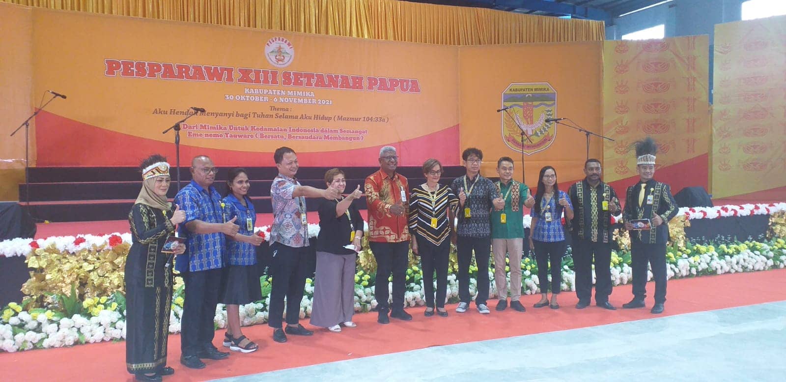 Ketua Umum Panitia Pelaksana, Johannes Rettob foto bersama panitia di venue GOR Futsal tempat pelaksanaan perlombaan paduan suara anak.
