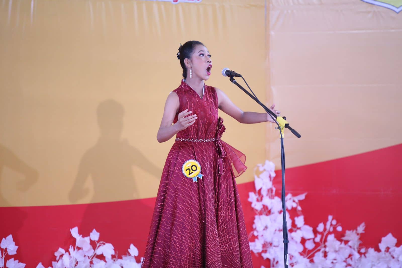 Kontingen Asmat, Mora Kristania Rut Ibrani berhasil meraih emas dan poin tertinggi 87,50 pada kategori solis anak 10-13 tahun Pesparawi XIII di Gedung GKI Diaspora, Selasa (2/11/2021). Foto: Yoseph Situmorang/ PPD Pesparawi XIII