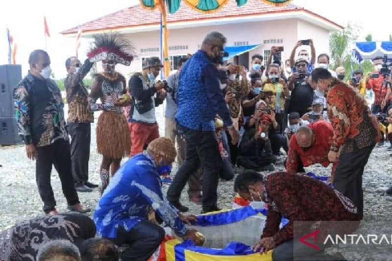 Bupati Mamberamo Tengah Ricky Ham Pagawak SH, M.Si menyerahkan dana bantuan pembangunan Vihara Bodhi Mandala Timika diterima Ketua panitia pembangunan Steven Tan