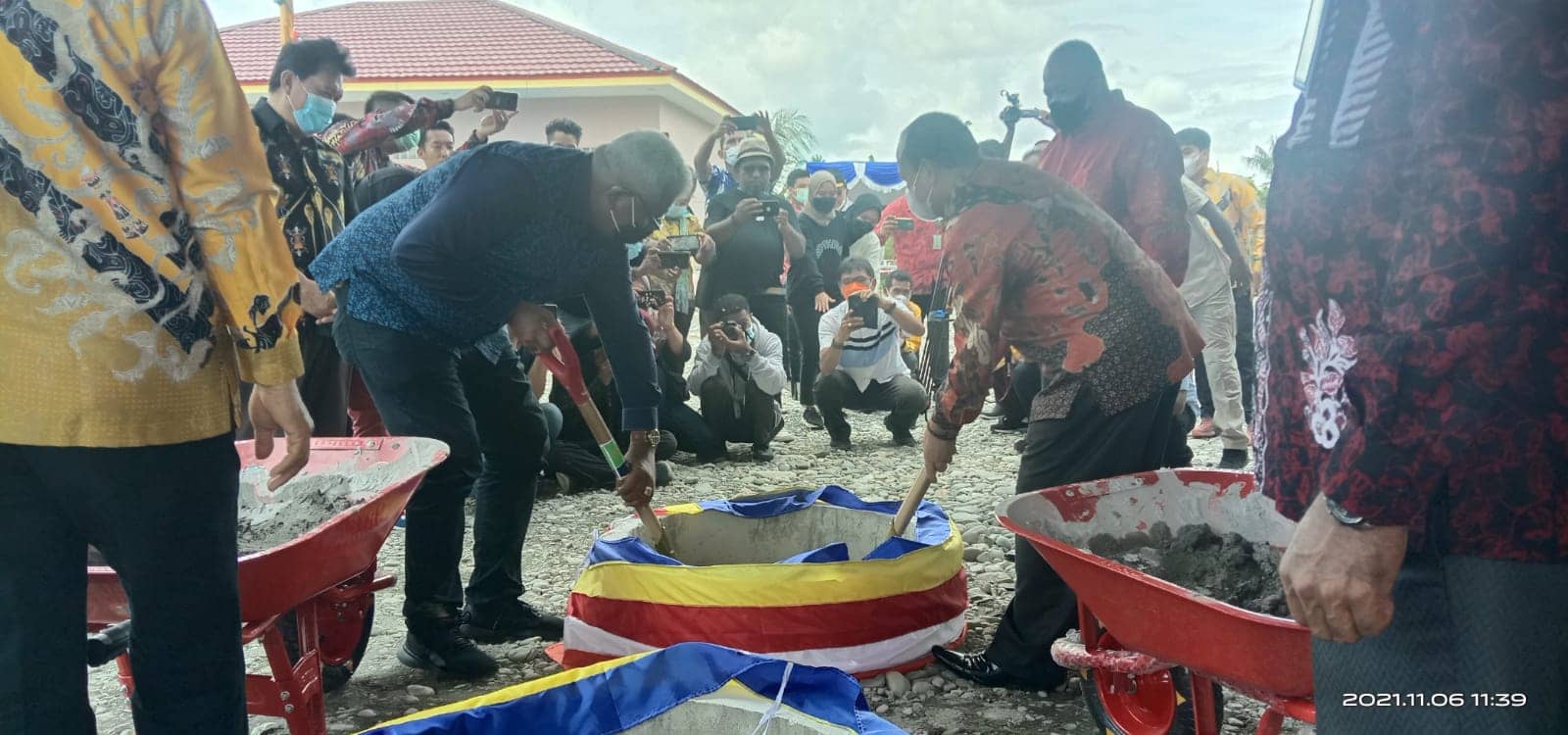 Wakil Bupati Mimika Johannes Rettob sedang meletakkan batu pertama pembangunan vihara.