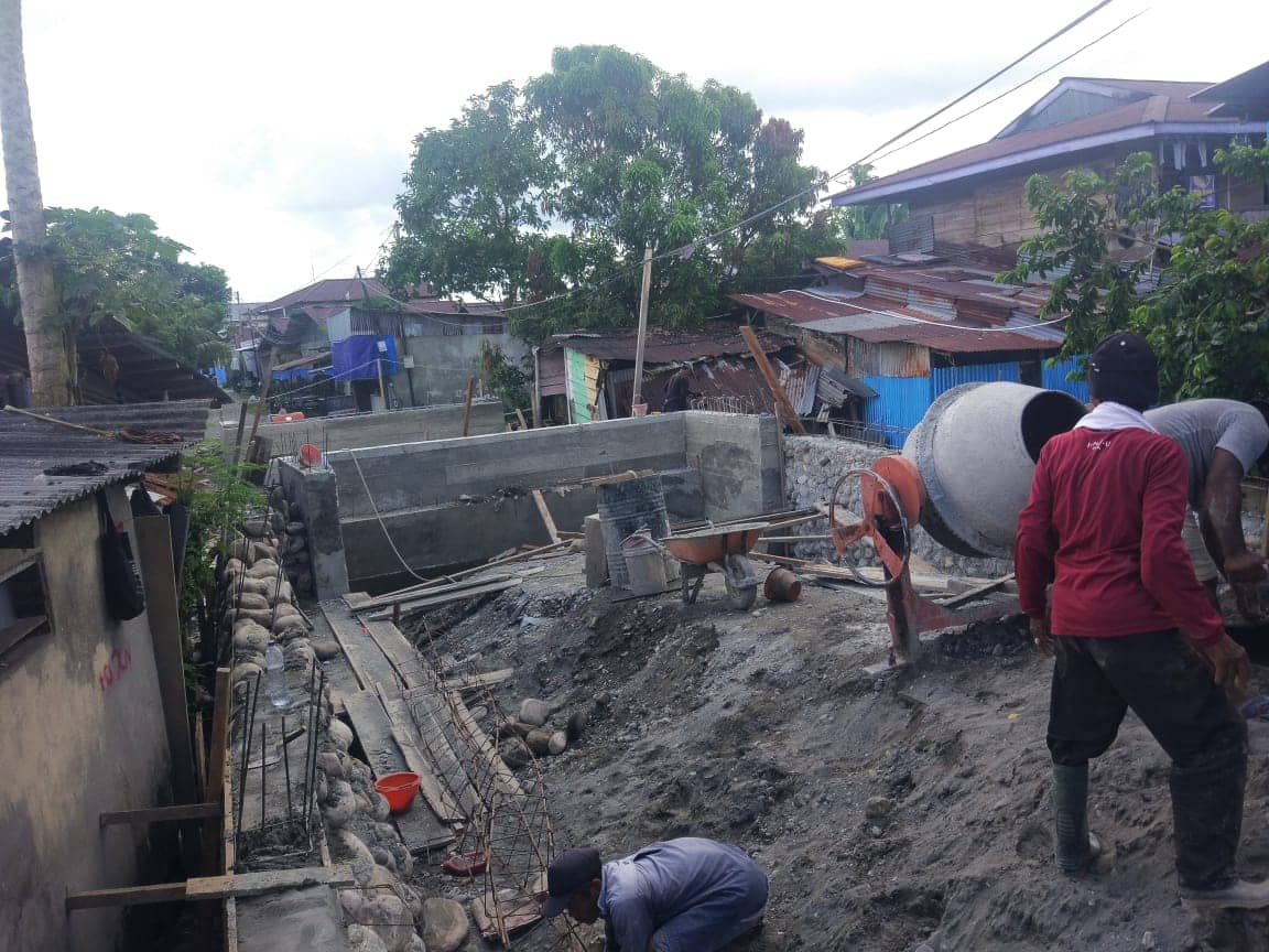 Pengerjaan jembatan di jalur Jalan Serui Mekar tembus pendidikan