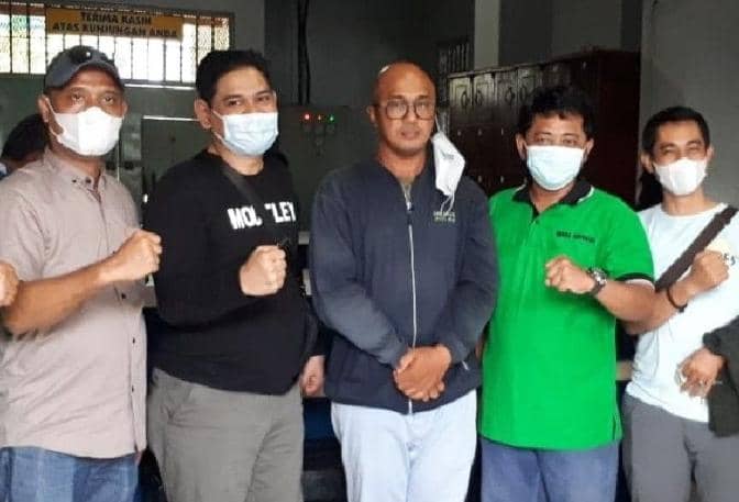 Made Jabbon Suyasa Putra (tengah), kasus koruptor di lingkungan Dinas Pendidikan Kabupaten Keerom yang sempat buron selama sembilan tahun ditangkap di Gianyar, Bali dan telah di evakuasi ke Jayapura untuk menjalani hukumannya di LP Abepura