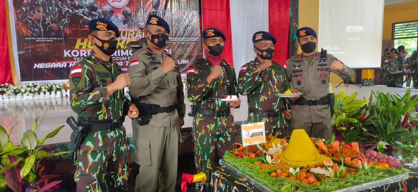 Pemotongan tumpeng HUT Brimob ke-76 di Mako Brimob Den B Polda Papua Timika.