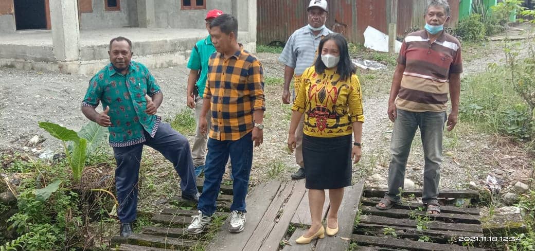 Dua anggota dewan sedang memantau jembatan darurat di Jalan Sesehan.