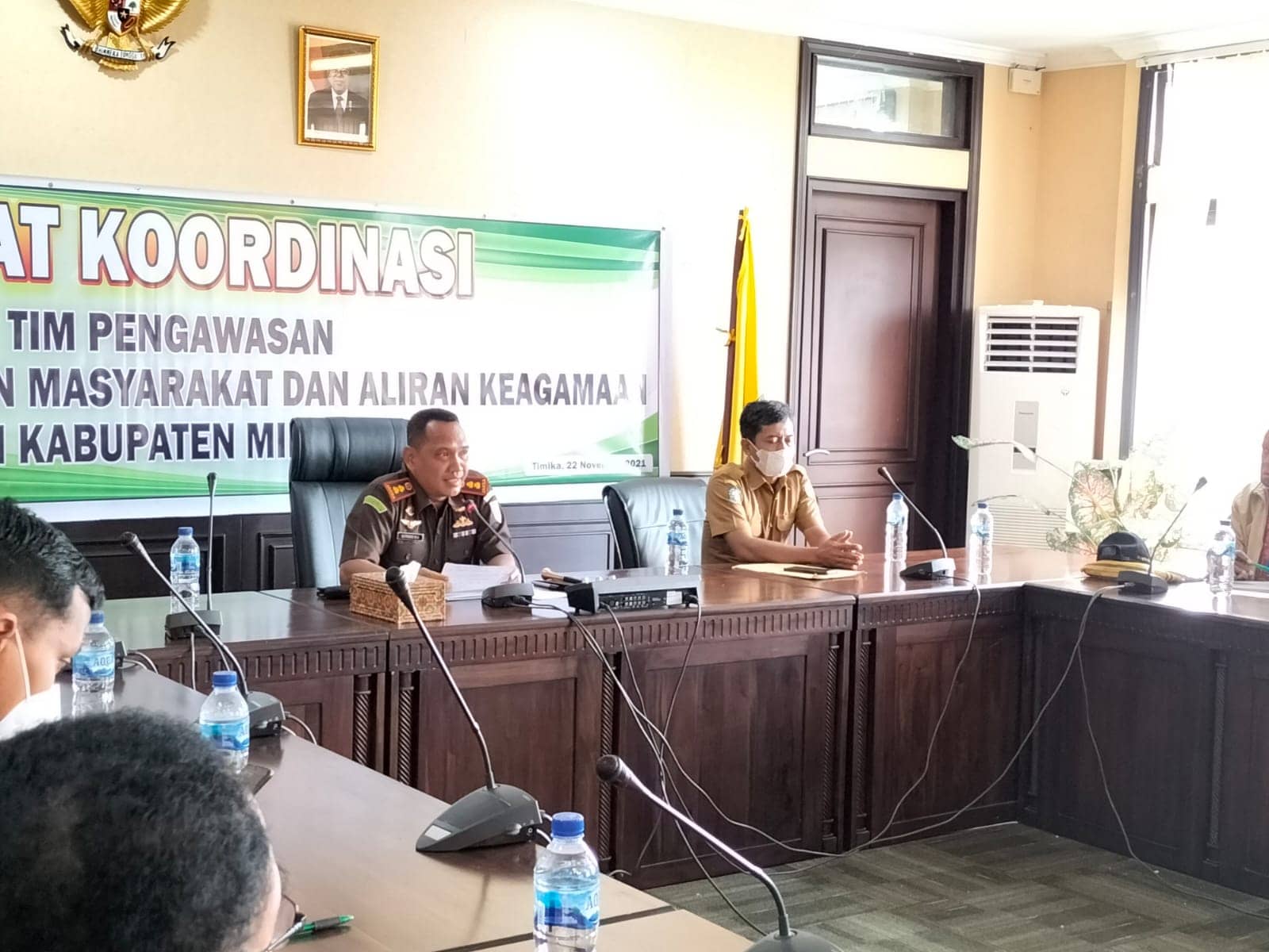 Rapat koordinasi tim Pakem yang diketuai Kajari Timika.