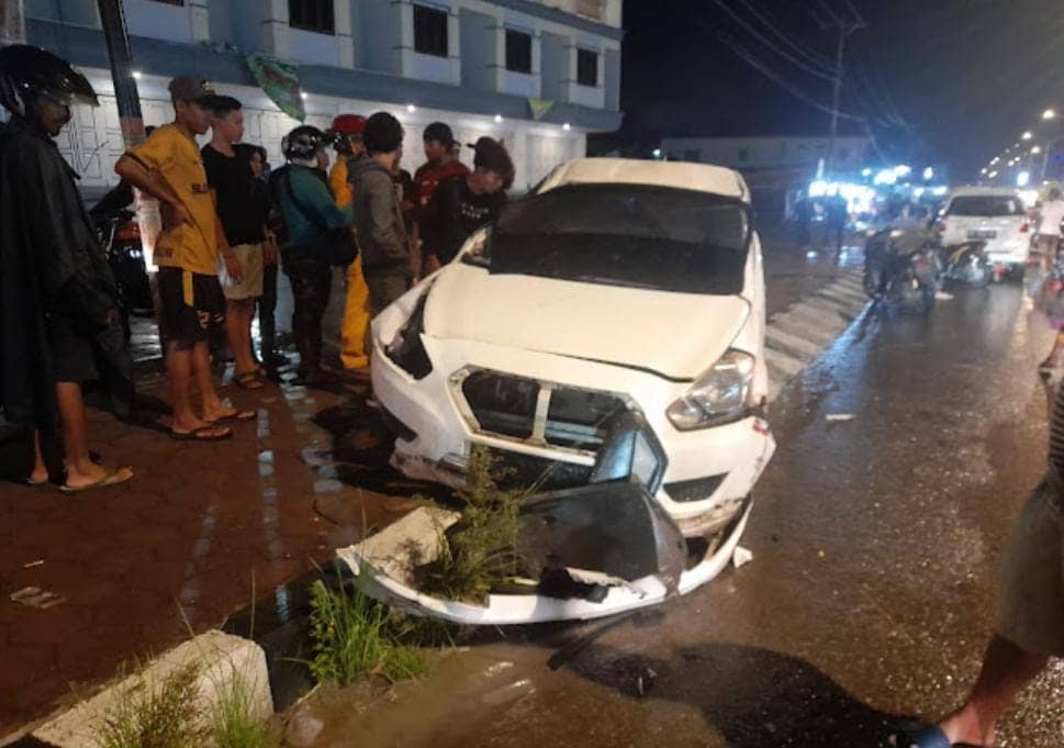 Mobil Datsun Go rusak usai menabrak trotoar.
