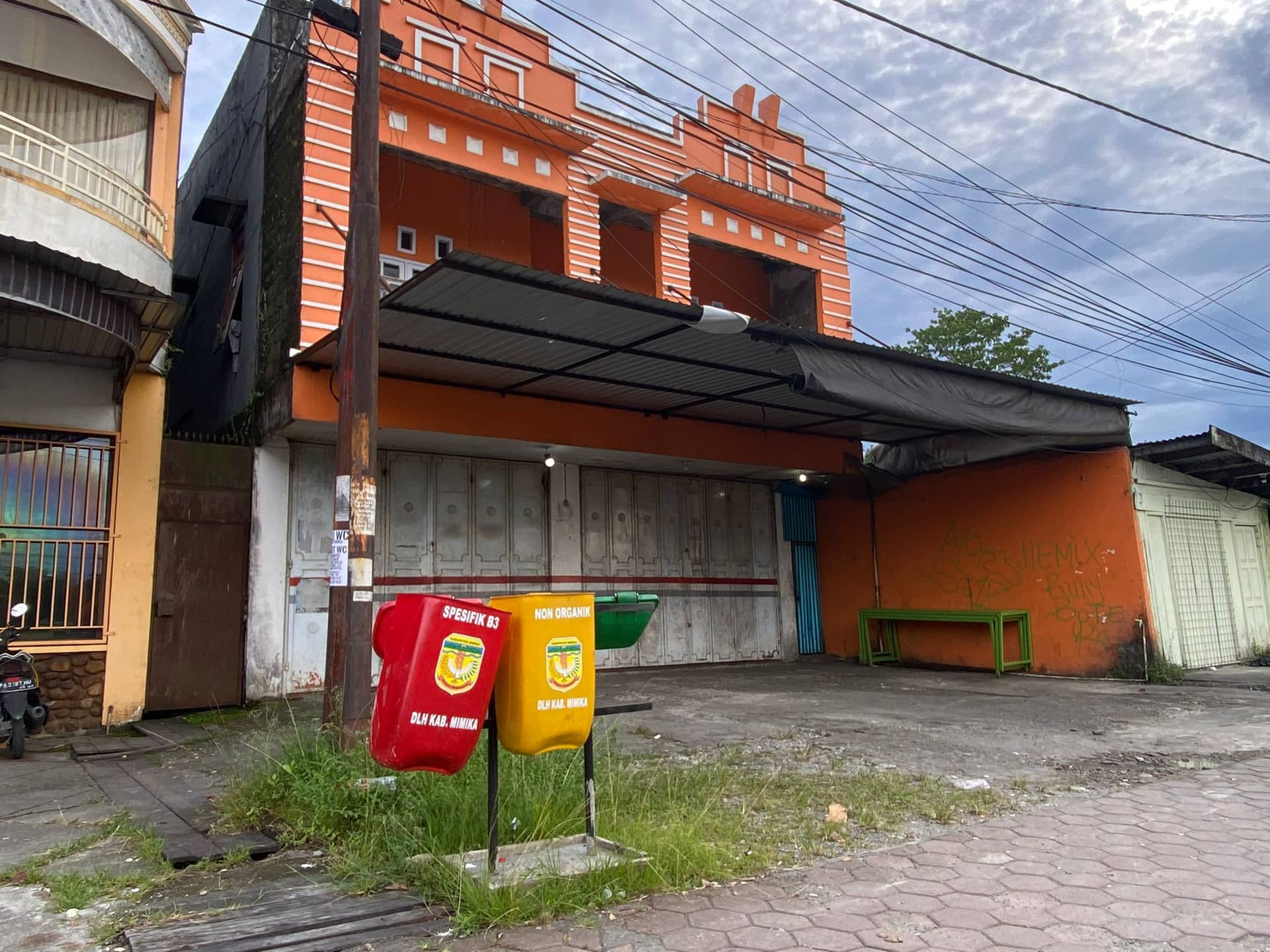 Tenpat sampah pilah yang sudah rusak