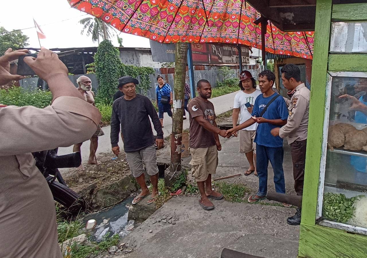 Kakak pelaku menyerahkan uang tunai Rp 1 juta kepada korban disaksikan polisi.