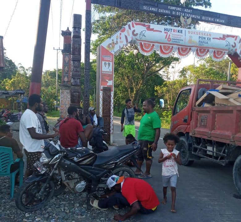 Warga menahan truk yang masuk TPA Iwaka.
