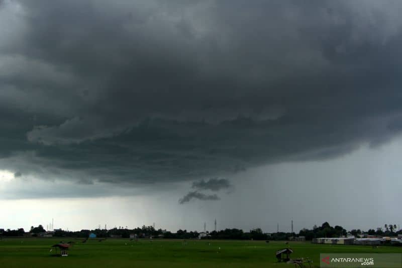 Awan hitam menggelanyut di langit Kabupaten Gowa, Sulawesi Selatan, Rabu (3/11/2021). Badan Meteorologi, Klimatologi dan Geofisika (BMKG) memprakirakan potensi curah hujan dengan intensitas sedang-lebat disertai petir dan angin kencang dapat terjadi di sejumlah daerah di Indonesia hingga 6 November 2021 termasuk Sulawesi Selatan sehingga masyarakat diharapkan mewaspadai potensi cuaca ekstrem tersebut