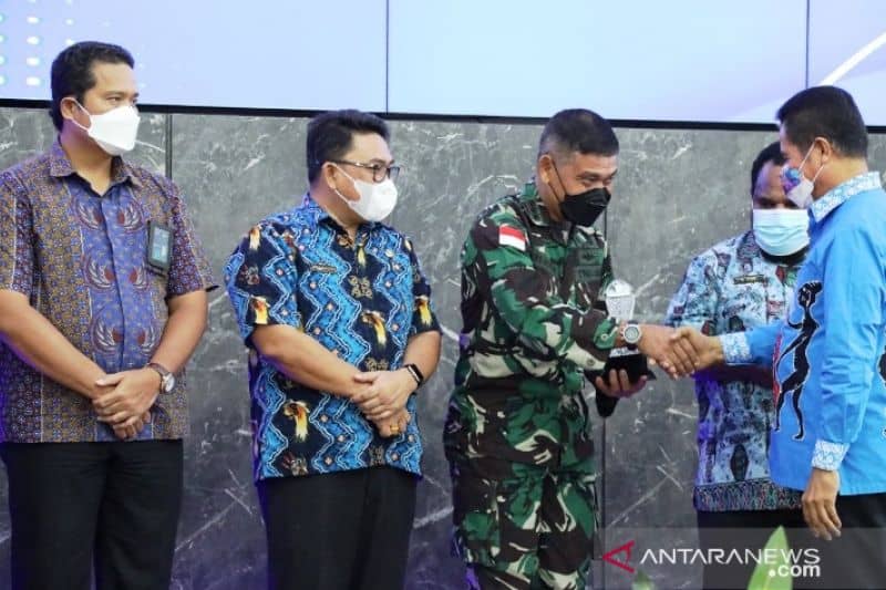 Sekda Provinsi Papua Ridwan Rumasukun memberikan penghargaan keterbukaan informasi badan publik kepada perwakilan Kodam XVII/Cenderawasih pada penganugerahan KIP tahun 2021