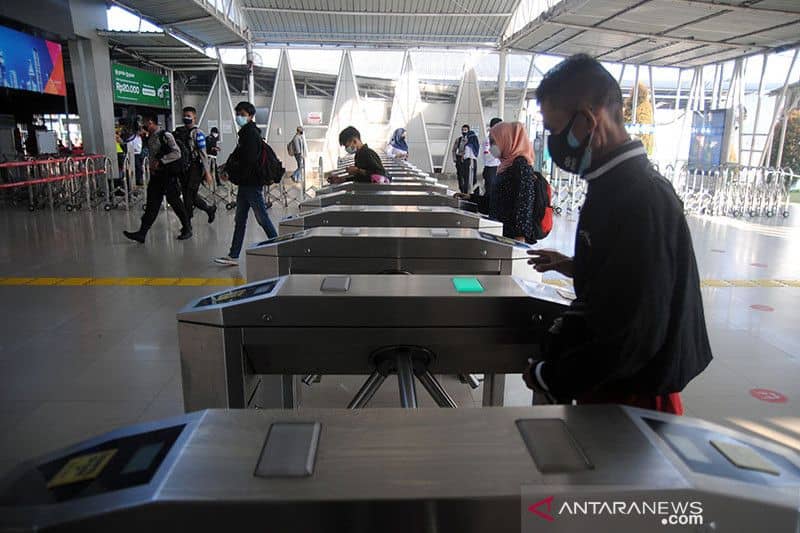 Ilustrasi - Penumpang KRL Commuterline menggunakan masker ganda dan berjalan di gerbang tiket elektronik Stasiun Bogor, Jawa Barat, Senin (5/7/2021)