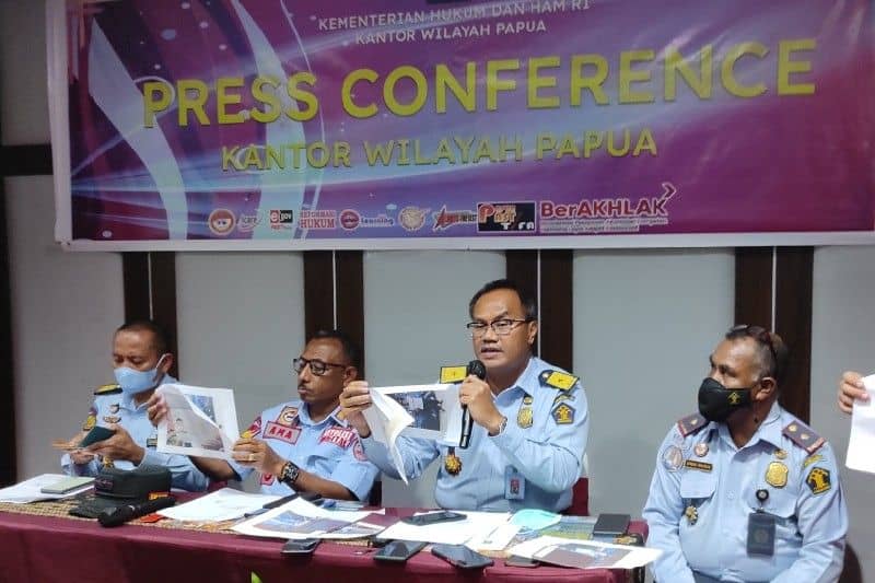 Kadiv Imigrasi Kemenkumham Papua Novianto Sulastono didampingi Kakanwil Kemenkumham Papua Anthonius Ayorbaba, Kadiv Pemasyarakatan Kusnali dan Kepala Imigrasi Biak Edward Infaidan saat memberi keterangan pers terkait penanganan kasus enam WNA China, Kamis (16/12) di Jayapura.