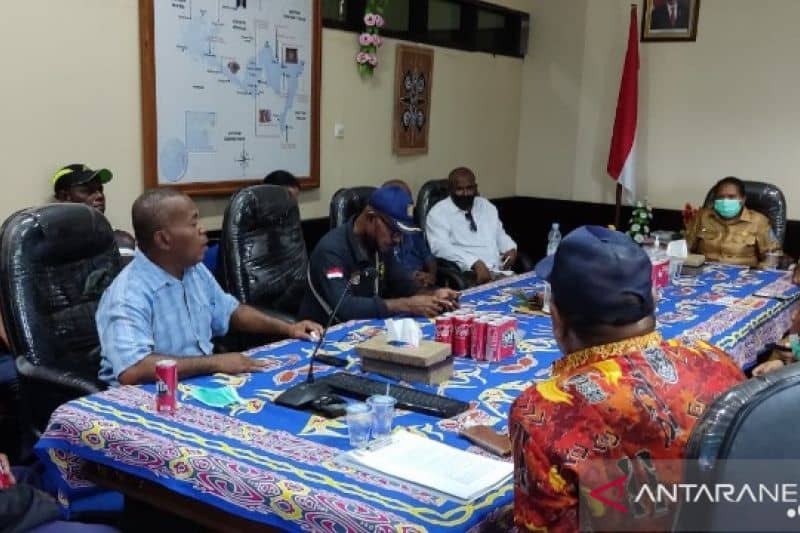 Sekretaris Daerah (Sekda) Kabupaten Jayapura Hanna Hikoyabi menggelar rapat dengan pemilik hak ulayat jalan alternatif PON XX Papua seluas empat hektar lebih di Kampung Nedali, Yabaso, Kabupaten Jayapura