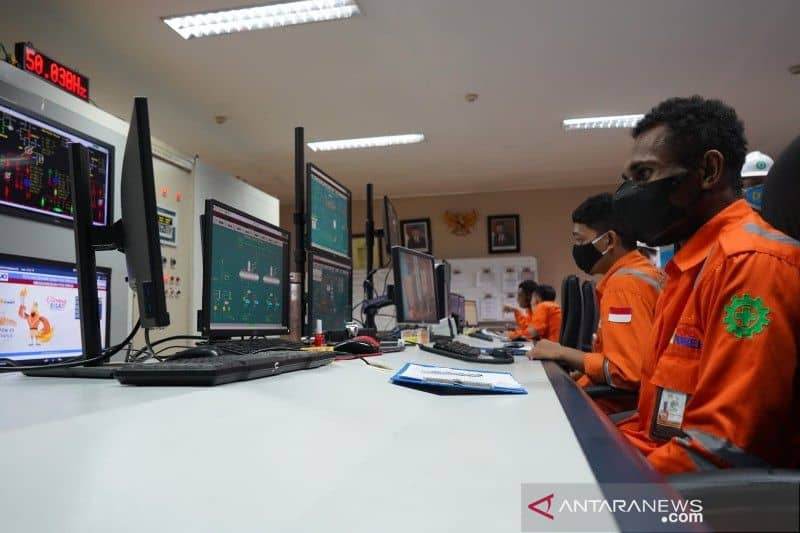 Petugas PLN di Papua