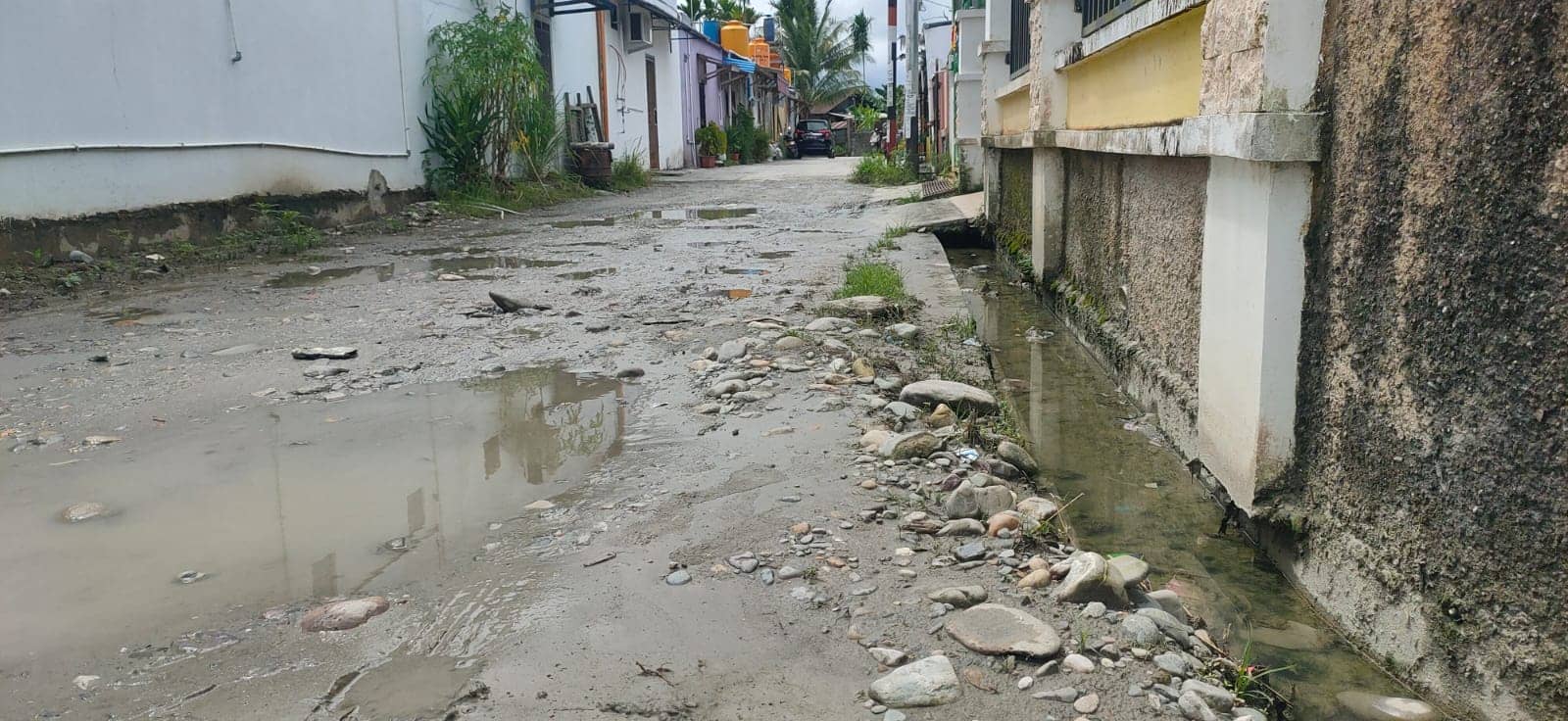 Drainase yang kecil juga jalan yang belum dibuat membuat Perum Bintang Timur Banjir