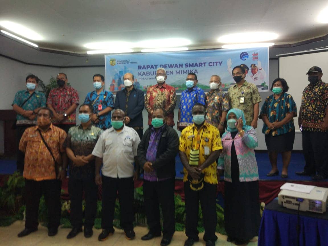 Foto: Febri Wakil Bupati Mimika, Johanes Rettob berpose bersama usai Rapat Dewan Smart City di Hotel Serayu.