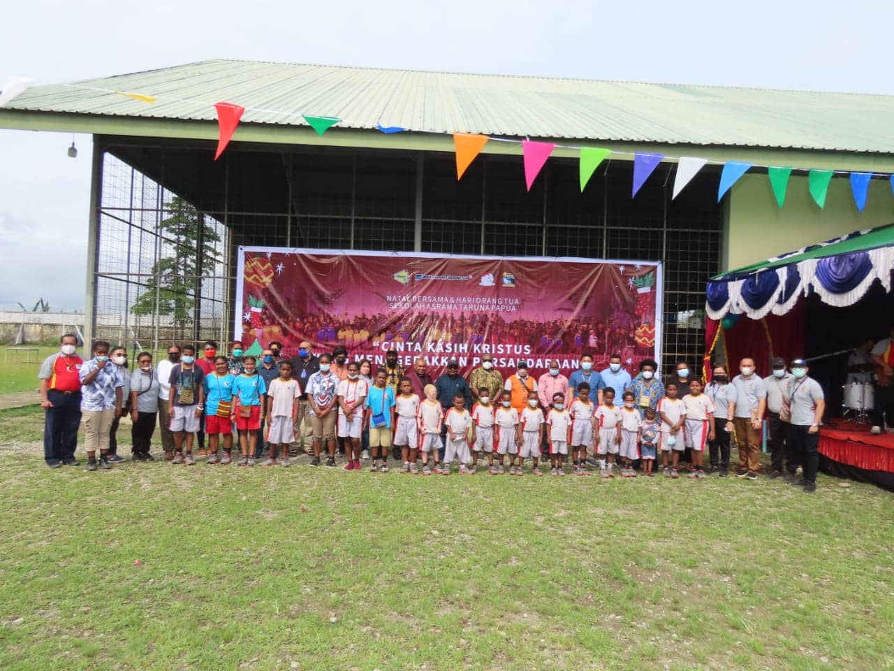 Foto : Hadmarus Waka Siswa SATP berpose bersama dengan para undangan usai Perayaan Natal Bersama dan Hari Orang Tua.