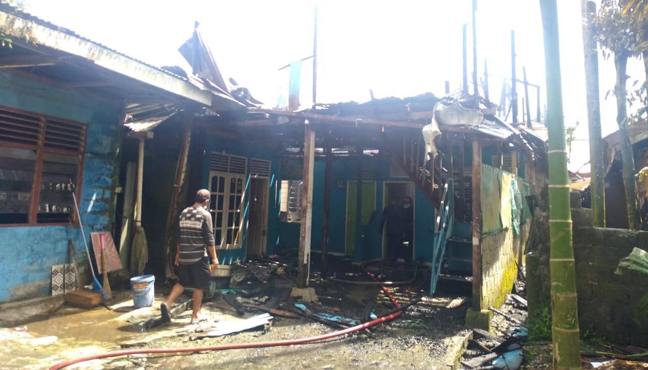 Ilustrasi berita Mimika: Suami Pergi Rumah Saudara, Istri Telepon Rumah Terbakar, Lima Kos di Kebun Siri Hangus Dilalap Api