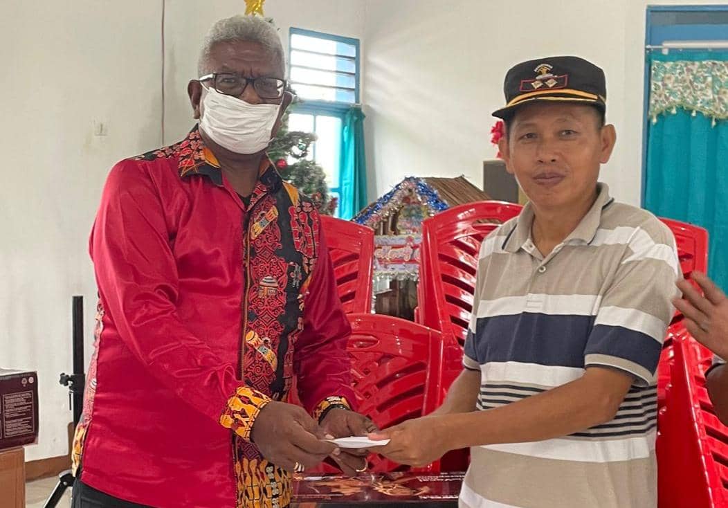 Wabup Mimika Johannes Rettob menyerahkan bantuan kepada warga binaan Lapas Timika di SP 5.