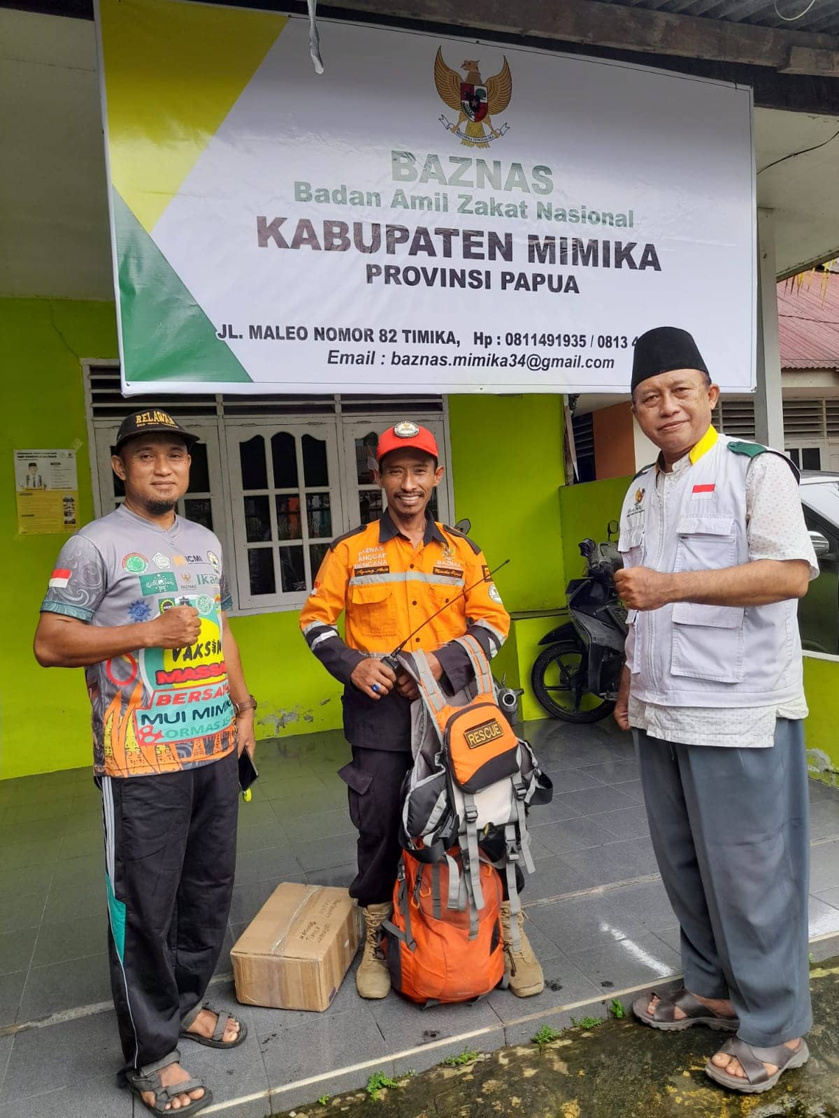 Ustadz Umar Habib melepas mas Agung untuk berangkat membantu korban erupsi gunung Semeru