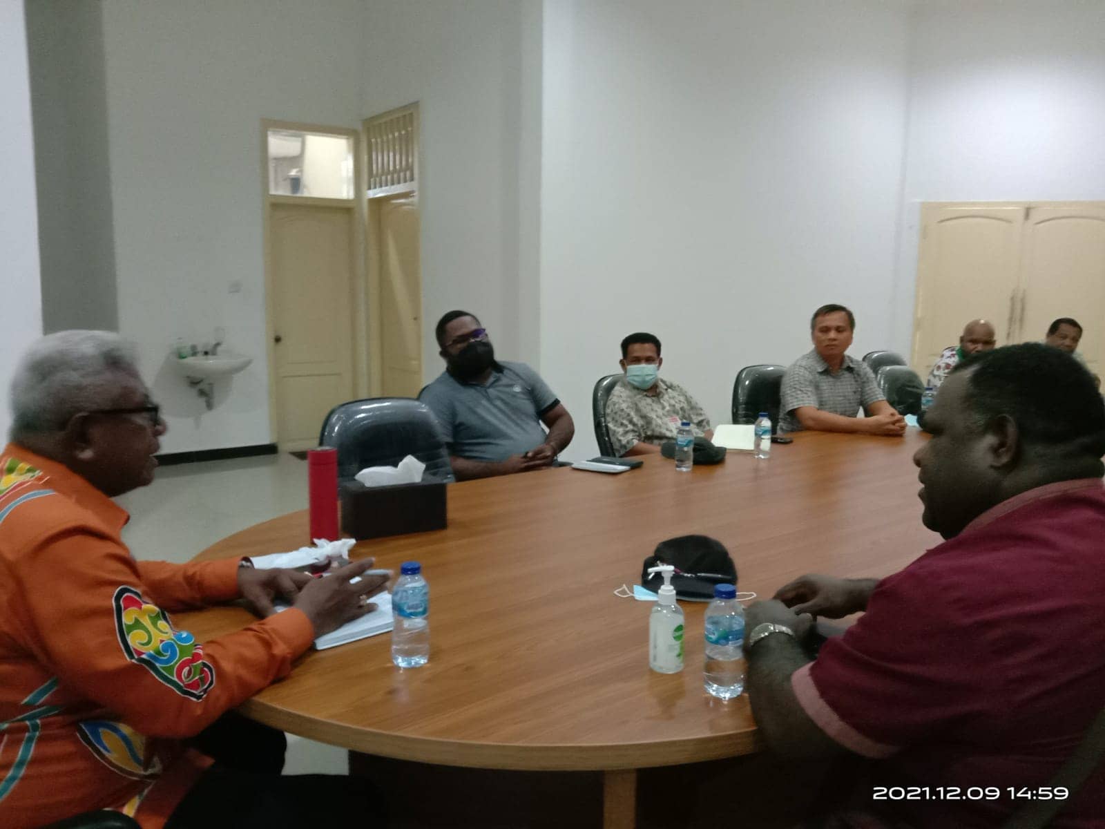 Wabup John Rettob dan Direktur YPMAK, Febian Magal dalam pertemuan koordinasi di rumah jabatan Wabup SP 3, Kamis (9/12)