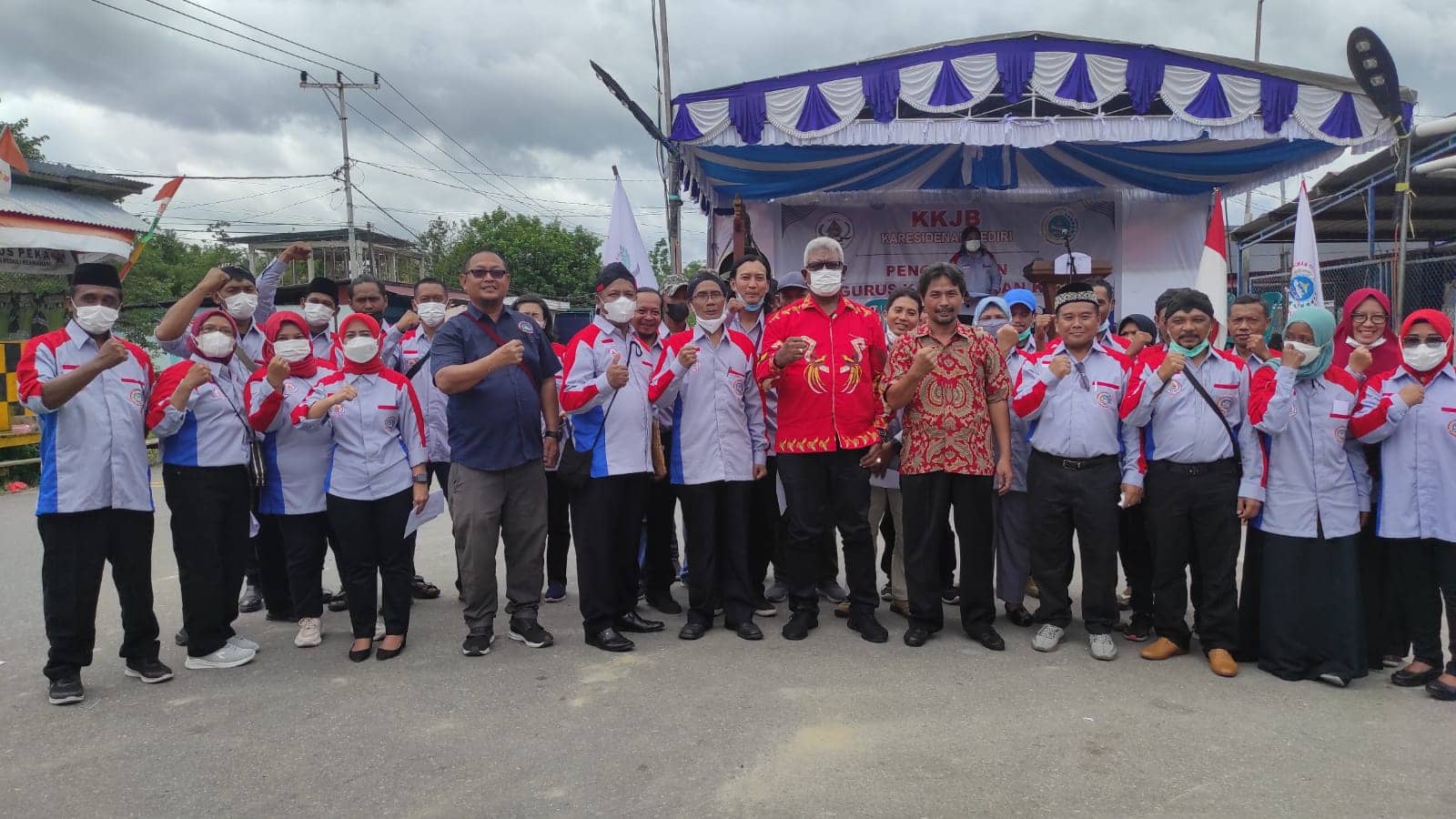 Wabup Mimika, Johannes Rettob foto bersama pengurus KKJB - Karesidenan Kediri Kabupaten Mimika.