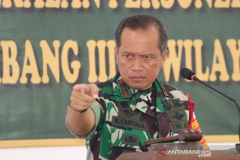 Panglima Kodam XVIII/Kasuari Mayjen TNI I Nyoman Cantiasa memberikan arahan kepada 235 personel Satuan BKO Teritorial Koramil Persiapan gelombang III di Rindam Kasuari di Momi Waren kabupaten Manokwari Selatan, Minggu (12/12/2021).