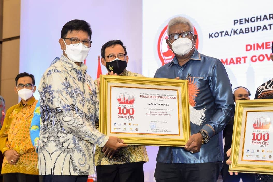 Wakil Bupati Mimika Johannes Rettob Menerima Penghargaan Smart Governance dalam Indonesia Smart City Confrence dari Menkominfo Johnny G Pale (14/12/2021)