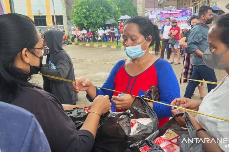 Suasana Pasar murah yang digelar oleh pemerintah kota Sorong untuk stabilitas harga di Kota Sorong