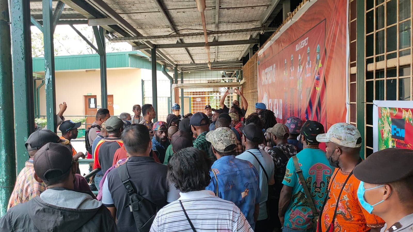 Warga terlibat keributan di Terminal Gorong-gorong.